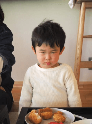食卓で口に含んだまま不満顔の子どもの記録