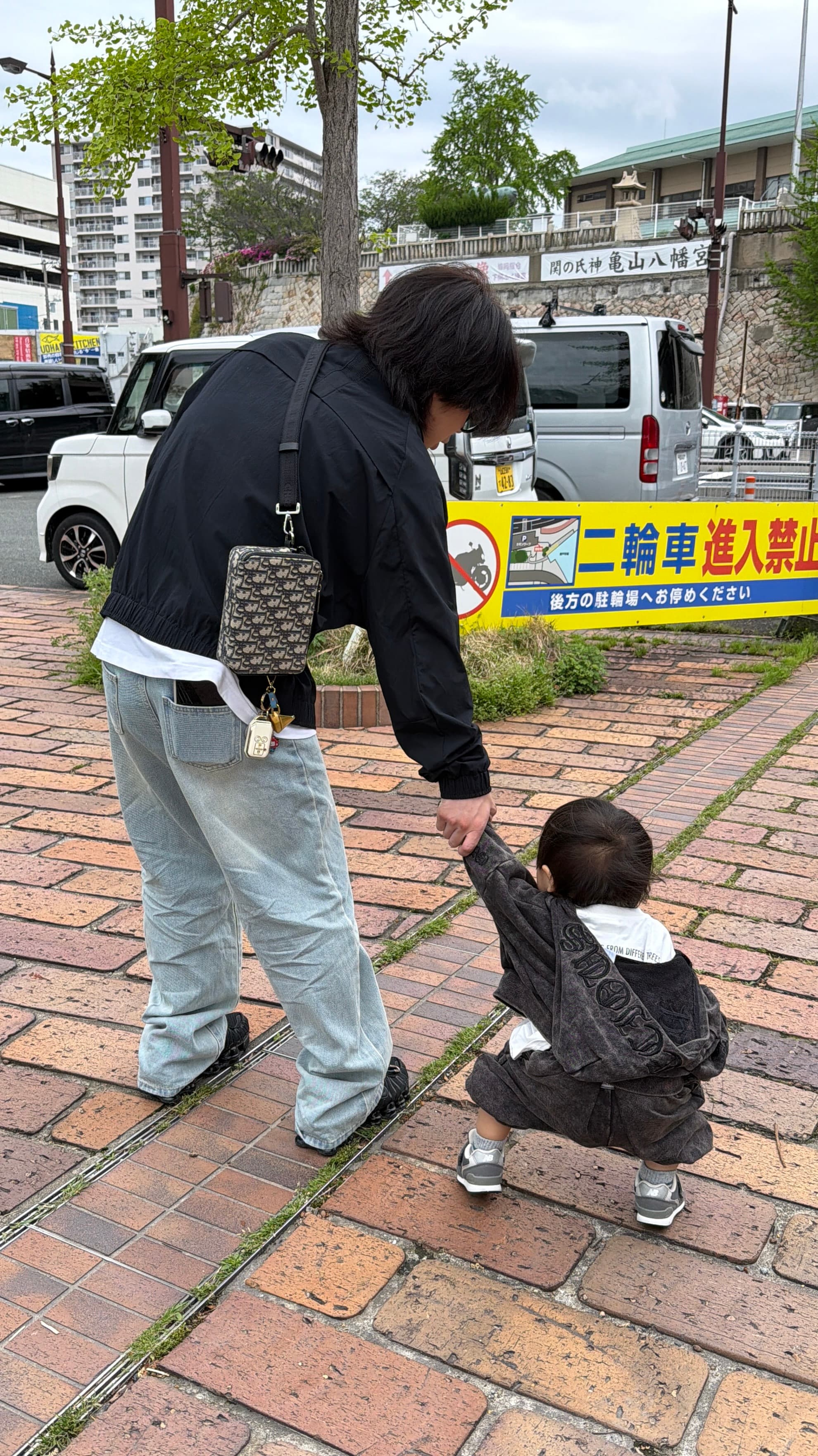 二輪車進入禁止の看板前でしゃがむ子どもの記録